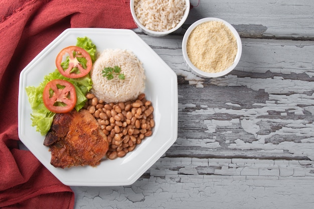 Plato tradicional de frijoles de comida brasileña con vista superior de arroz.