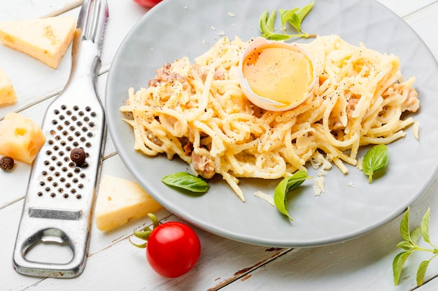 Plato tradicional italiano espaguetis carbonara con tocino Plato de espaguetis alla carbonara