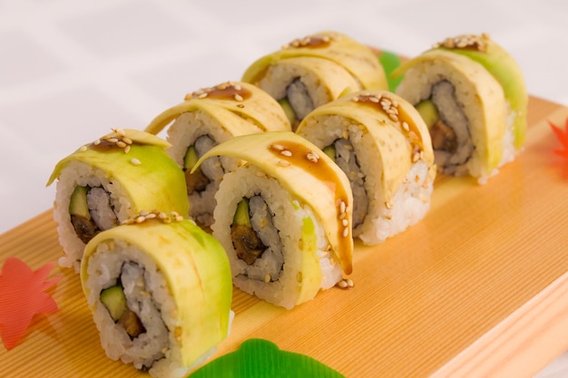 Foto plato tradicional en japón y palillos en la mesa