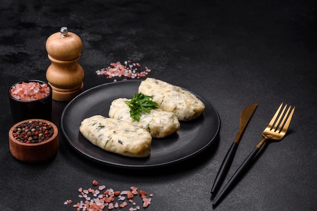 Plato tradicional lituano zepelín albóndigas de patata hervida rellenas de carne picada