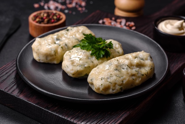 Plato tradicional lituano zepelín albóndigas de patata hervida rellenas de carne picada