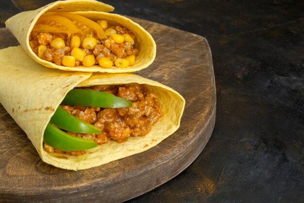 Foto plato tradicional mexicano, burrito con carne picada