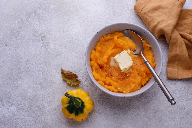 Plato tradicional de otoño de gachas de calabaza