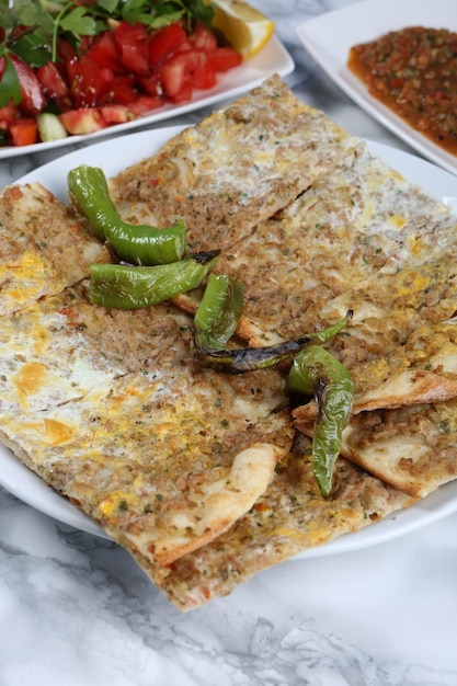 Plato tradicional turco al horno pide Pizza turca pide Aperitivos de Oriente Medio Cocina turca