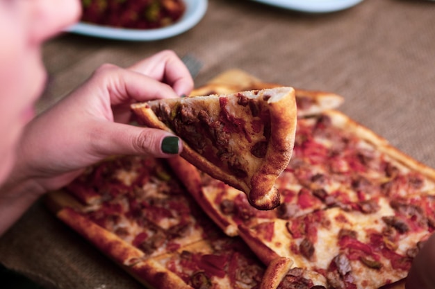 Plato tradicional turco al horno pide Pizza turca pide Aperitivos de Oriente Medio Cocina turca