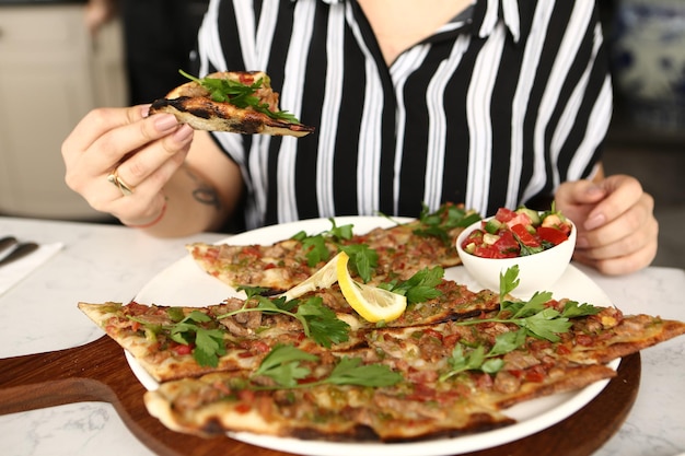 Plato tradicional turco al horno pide Pizza turca pide Aperitivos de Oriente Medio Cocina turca