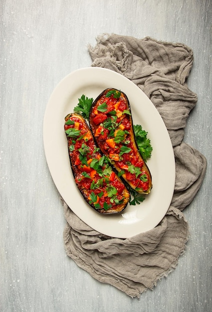 Plato tradicional turco Imam Bayildi berenjena rellena con tomates y hierbas horneadas sin gente hecha en casa