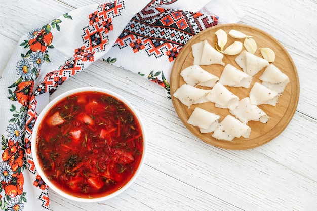 Plato tradicional ucraniano borscht con manteca de cerdo