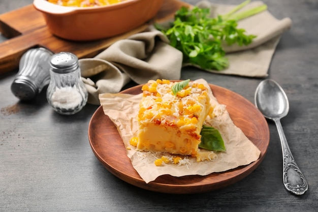 Plato con trozo de pudín de maíz en la mesa