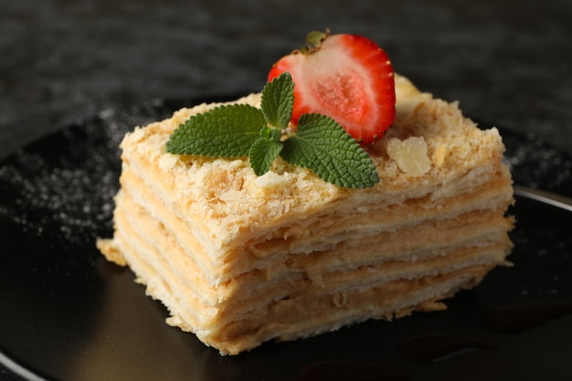 Plato con trozo de tarta de Napoleón con fresa