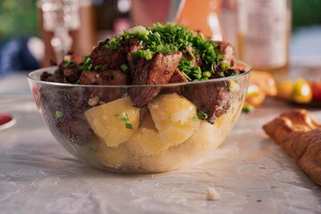 Un plato con trozos de carne de kebab decorados con hierbas