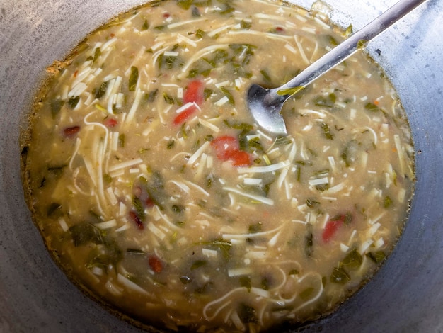 El plato con trozos de masa y verduras.