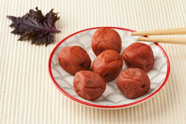 Plato con umeboshi japonés