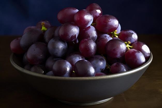 Un plato de uvas en una mesa