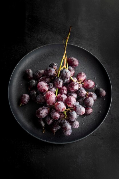 Plato con uvas rojas frescas