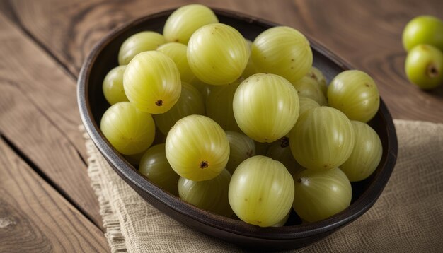 Un plato de uvas verdes en una mesa de madera