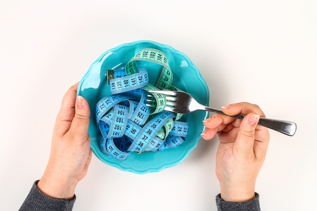 Foto plato vacío con cinta de medir azul