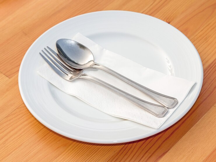 Foto plato vacío con cuchara en una mesa de madera