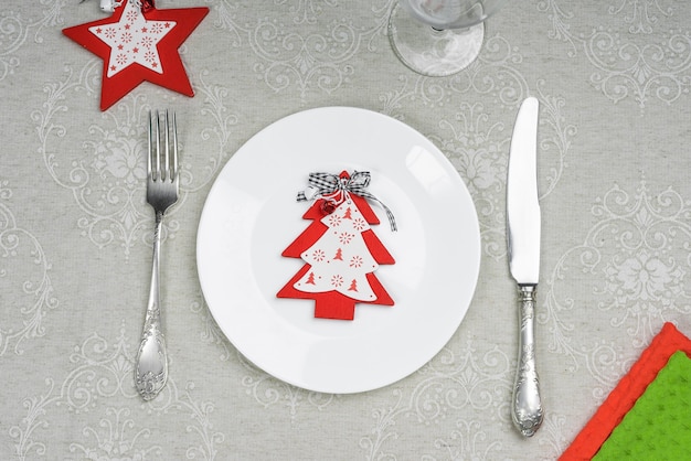 Foto plato vacío con decoración de navidad y año nuevo para el menú de vacaciones.