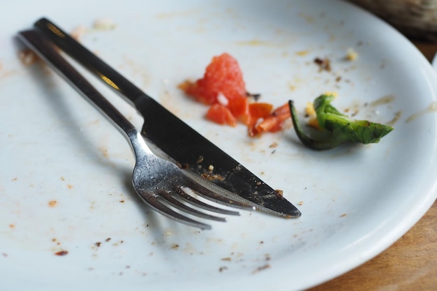 Plato vacío después de comer en la mesa