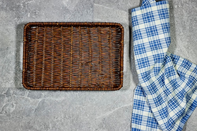 Plato vacío de Esparto halfah en fondo de mármol con moderno mantel de cocina para el diseño de un.