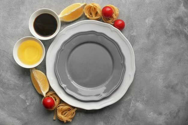 Plato vacío con ingredientes para la cena en la mesa