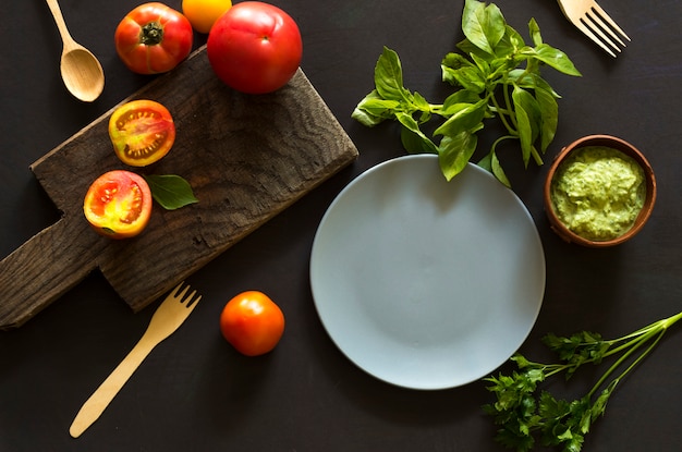 Foto un plato vacío en la mesa de la cocina.