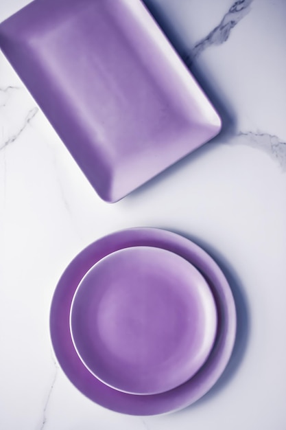 Plato vacío morado sobre fondo de mesa de mármol decoración de vajilla para el desayuno, el almuerzo y la cena para la receta del menú de la marca del restaurante diseño plano de vacaciones de lujo