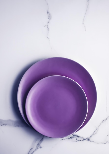 Plato vacío morado sobre fondo de mesa de mármol decoración de vajilla para el desayuno, el almuerzo y la cena para la receta del menú de la marca del restaurante diseño plano de vacaciones de lujo