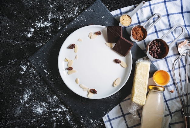 Plato vacío con panadería e ingredientes dulces