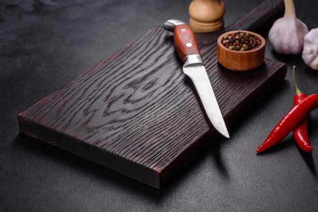 Un plato vacío con un tenedor de cuchillo o una cuchara con una tabla de cortar de madera