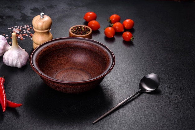 Un plato vacío con un tenedor de cuchillo o una cuchara con una tabla de cortar de madera