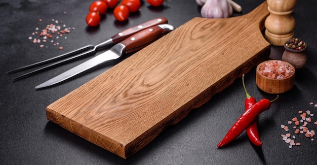 Un plato vacío con un tenedor de cuchillo o una cuchara con una tabla de cortar de madera