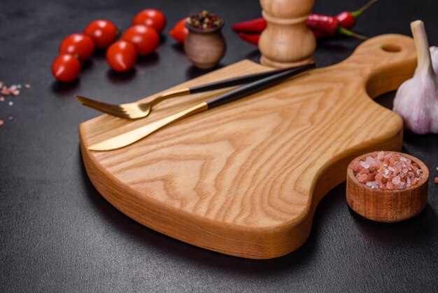 Un plato vacío con un tenedor de cuchillo o una cuchara con una tabla de cortar de madera