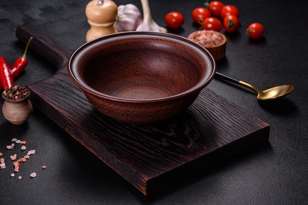 Un plato vacío con un tenedor de cuchillo o una cuchara con una tabla de cortar de madera