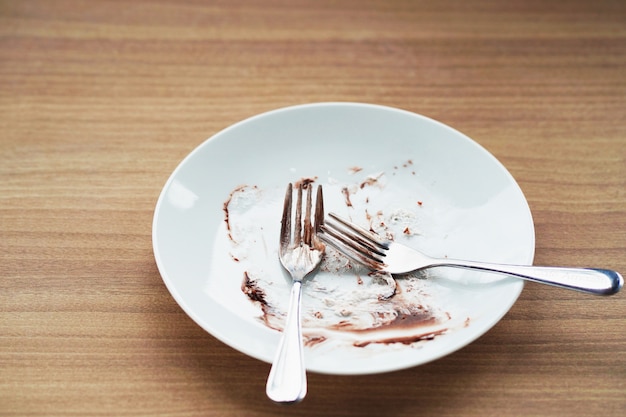 Foto plato vacío con un tenedor en la mesa