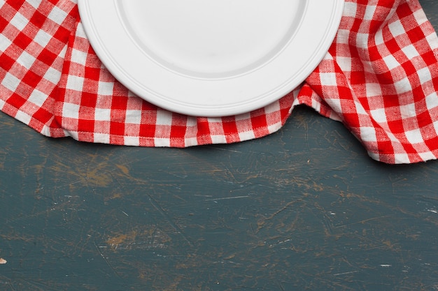 Foto plato vacío y toalla sobre mesa de madera