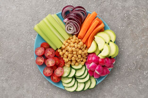 Plato con varias verduras crudas y garbanzos hervidos