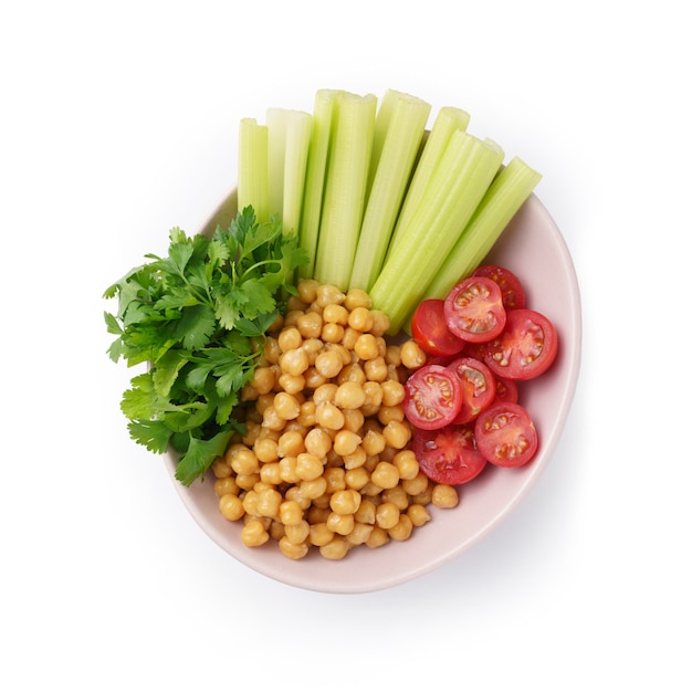 Plato con varias verduras crudas y garbanzos hervidos