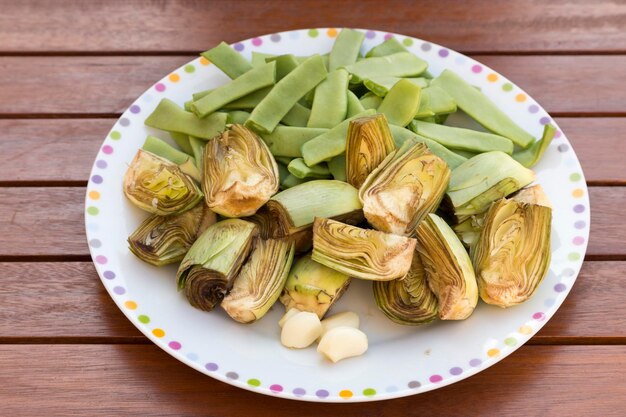 Plato con varias verduras picadas para cocinar