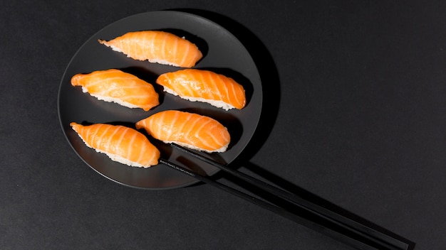 Foto plato con variedad fresca de sushi