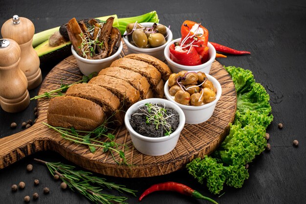 Plato con una variedad de verduras marinadas sobre fondo de madera