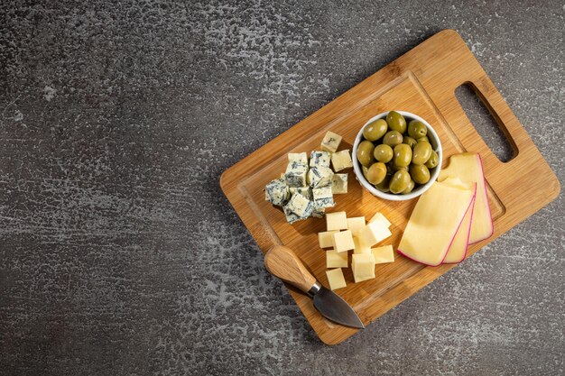 Foto plato de varios quesos sobre la mesa trozos de queso