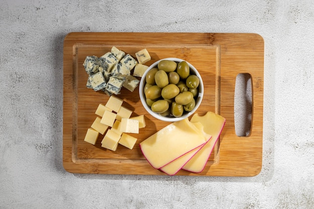 Plato de varios quesos sobre la mesa Trozos de queso