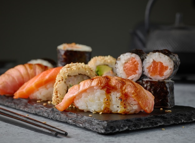 Plato de varios sushi en la mesa del restaurante, enfoque selectivo