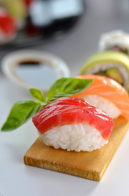 Plato con varios tipos de sushi, algunos de atún rojo y otros salmones.