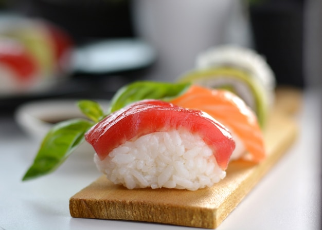 Plato con varios tipos de sushi, algunos de atún rojo y otros salmones.