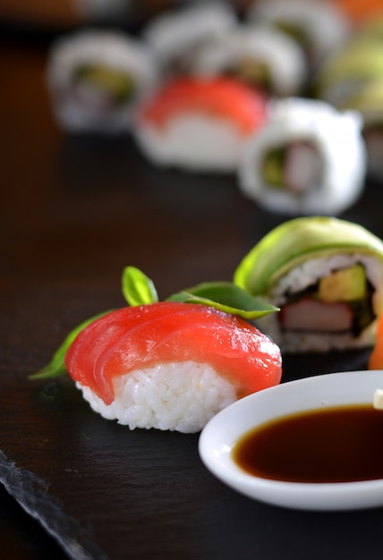 Plato con varios tipos de sushi, algunos de atún rojo y otros salmones.