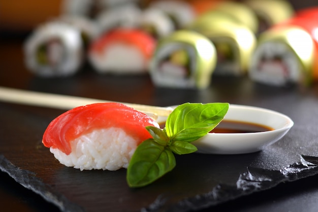 Plato con varios tipos de sushi, algunos de atún rojo y otros salmones.