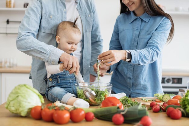 Plato vegano rociado para adultos y niños para la hora de comer en familia